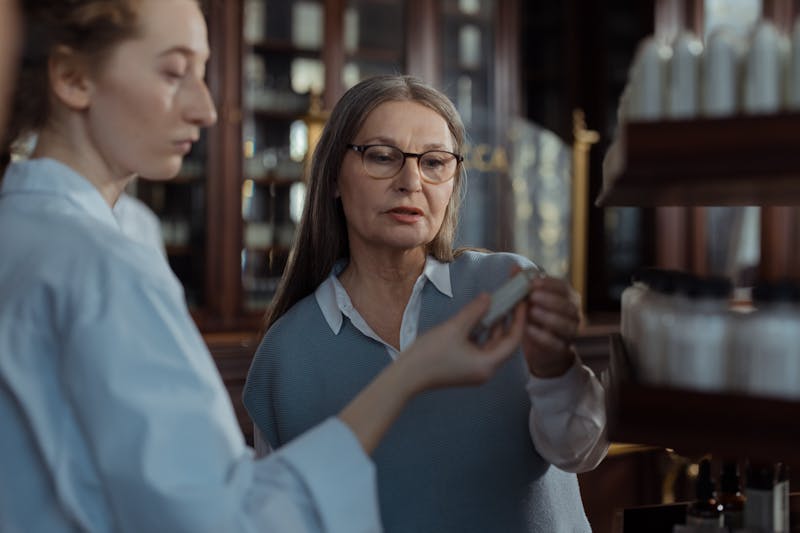 Farmacista che effettua un test diagnostico in farmacia moderna